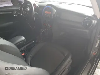 2015 MINI Hardtop z VIN WMWXM5C58F3A59800, wystawiony jako Copart lot #58853635 z przebiegiem 89 388 mil mil oraz Szkoda całkowita • Salvage title. Historia ofert i sprzedaży dostępna na DreamBid. Obrazek 8.