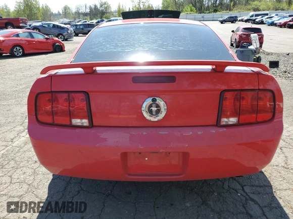 2005 Ford Mustang Deluxe z VIN 1ZVFT80N555129676, wystawiony jako Copart lot #52985715 z przebiegiem 135 160 mil mil oraz Szkoda całkowita • Salvage title. Historia ofert i sprzedaży dostępna na DreamBid. Obrazek 6.