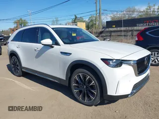 2024 Mazda CX-90 Premium Plus z VIN JM3KKEHA9R1152645, wystawiony jako IAAI lot #42143908 z przebiegiem 4 595 mil mil oraz . Historia ofert i sprzedaży dostępna na DreamBid. Obrazek 1.
