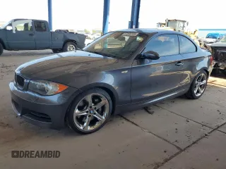 2008 BMW 1 Series 135i z VIN WBAUC73548VF25778, wystawiony jako Copart lot #57268745 z przebiegiem 91 065 mil mil oraz Szkody całkowita. Historia ofert i sprzedaży dostępna na DreamBid. Obrazek 1.