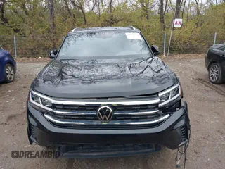 2023 Volkswagen Atlas SE z VIN 1V2HE2CA1PC210232, wystawiony jako IAAI lot #40966039 z przebiegiem 4 064 mil mil oraz . Historia ofert i sprzedaży dostępna na DreamBid. Obrazek 12.