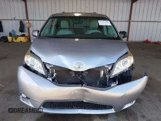 2013 Toyota Sienna XLE AAS z VIN 5TDYK3DC9DS305552, wystawiony jako IAAI lot #42386940 z przebiegiem 64 823 mil mil oraz . Historia ofert i sprzedaży dostępna na DreamBid. Obrazek 6.