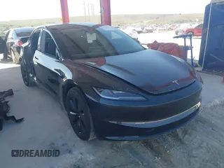 2024 Tesla Model 3 z VIN 5YJ3E1EA9RF757967, wystawiony jako IAAI lot #41516850 z przebiegiem 5 562 mil mil oraz . Historia ofert i sprzedaży dostępna na DreamBid. Obrazek 1.