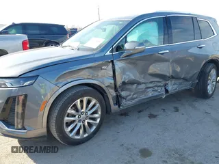 2020 Cadillac XT6 FWD Premium Luxury z VIN 1GYKPCRS8LZ129799, wystawiony jako IAAI lot #41602536 z przebiegiem 96 865 mil mil oraz . Historia ofert i sprzedaży dostępna na DreamBid. Obrazek 6.