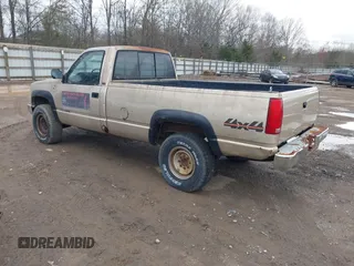 1989 GMC Sierra 2500 z VIN 1GTGK24K3KE532638, wystawiony jako IAAI lot #41830554 z przebiegiem 177 390 mil mil oraz . Historia ofert i sprzedaży dostępna na DreamBid. Obrazek 3.