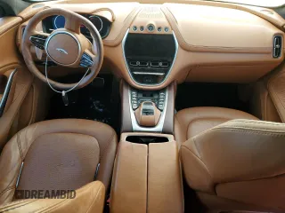 2021 Aston Martin DBX z VIN SCFVUJAW9MTV02708, wystawiony jako Copart lot #85731374 z przebiegiem Nie podano mil oraz Szkoda całkowita • Salvage title. Historia ofert i sprzedaży dostępna na DreamBid. Obrazek 8.