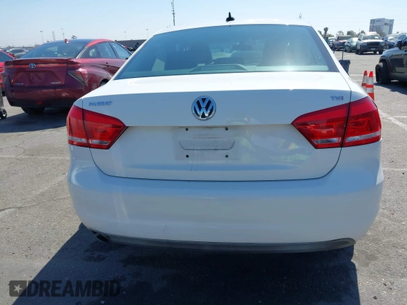 2014 Volkswagen Passat S z VIN 1VWAT7A37EC059126, wystawiony jako IAAI lot #42224824 z przebiegiem 81 455 mil mil oraz . Historia ofert i sprzedaży dostępna na DreamBid. Obrazek 16.