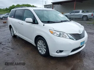 2013 Toyota Sienna XLE z VIN 5TDDK3DC0DS056590, wystawiony jako IAAI lot #42252503 z przebiegiem 83 787 mil mil oraz . Historia ofert i sprzedaży dostępna na DreamBid. Obrazek 1.