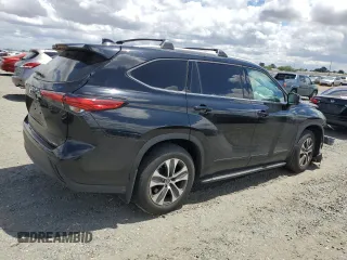 2022 Toyota Highlander XLE z VIN 5TDHZRBH0NS202972, wystawiony jako Copart lot #56211025 z przebiegiem 29 021 mil mil oraz Szkoda całkowita • Salvage title. Historia ofert i sprzedaży dostępna na DreamBid. Obrazek 3.
