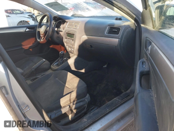 2015 Volkswagen Jetta SE z VIN 3VWD17AJ6FM257858, wystawiony jako IAAI lot #41007963 z przebiegiem 165 064 mil mil oraz . Historia ofert i sprzedaży dostępna na DreamBid. Obrazek 5.