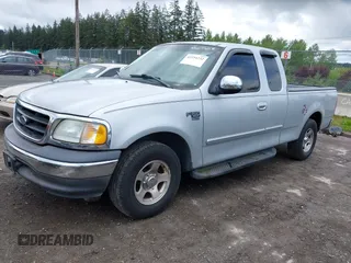 2002 Ford F-150 z VIN 2FTRX17L42CA98695, wystawiony jako IAAI lot #42154232 z przebiegiem 180 924 mil mil oraz . Historia ofert i sprzedaży dostępna na DreamBid. Obrazek 2.