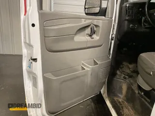 2015 Chevrolet Express Cargo z VIN 1GCWGFCF0F1160942, wystawiony jako IAAI lot #42511203 z przebiegiem 177 301 mil mil oraz . Historia ofert i sprzedaży dostępna na DreamBid. Obrazek 1.