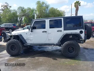 2017 Jeep Wrangler Unlimited Sahara z VIN 1C4BJWEG5HL731242, wystawiony jako IAAI lot #41891017 z przebiegiem 97 097 mil mil oraz . Historia ofert i sprzedaży dostępna na DreamBid. Obrazek 14.