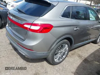 2016 Lincoln MKX Reserve z VIN 2LMTJ6LR7GBL60933, wystawiony jako IAAI lot #41825883 z przebiegiem 148 855 mil mil oraz . Historia ofert i sprzedaży dostępna na DreamBid. Obrazek 4.