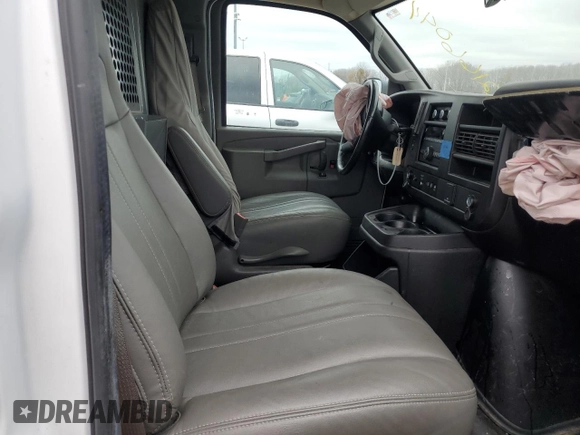 2022 Chevrolet Express Cargo z VIN 1GCWGAF72N1259915, wystawiony jako Copart lot #82166044 z przebiegiem Nie podano mil oraz Szkoda całkowita • Salvage title. Historia ofert i sprzedaży dostępna na DreamBid. Obrazek 11.