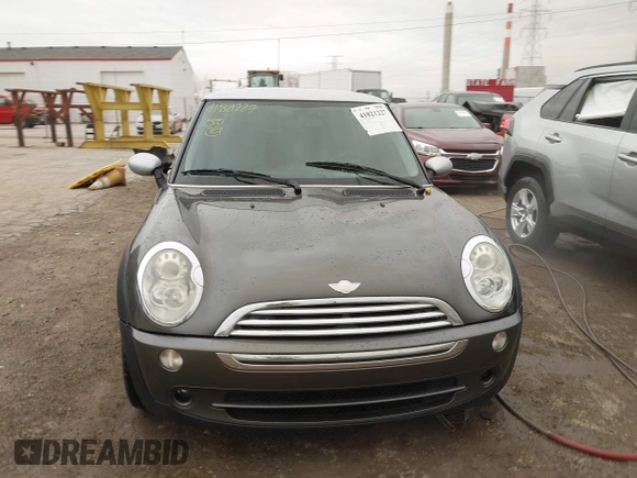 2006 MINI Hardtop z VIN WMWRC33506TK71183, wystawiony jako IAAI lot #41821227 z przebiegiem 87 958 mil mil oraz . Historia ofert i sprzedaży dostępna na DreamBid. Obrazek 12.
