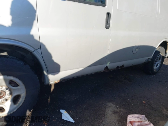 2006 Chevrolet City Express Cargo z VIN 1GCEG15X261239839, wystawiony jako IAAI lot #41196866 z przebiegiem 212 938 mil mil oraz . Historia ofert i sprzedaży dostępna na DreamBid. Obrazek 6.