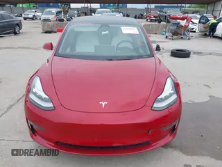 2018 Tesla Model 3 Long Range Battery z VIN 5YJ3E1EB8JF096249, wystawiony jako IAAI lot #42150031 z przebiegiem 70 981 mil mil oraz . Historia ofert i sprzedaży dostępna na DreamBid. Obrazek 12.