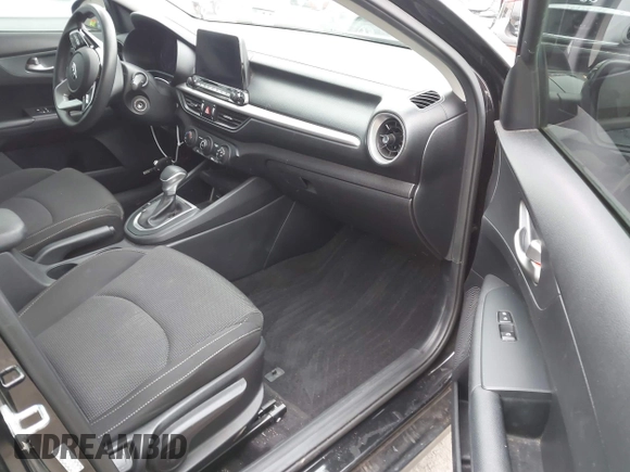 2021 Kia Forte LXS z VIN 3KPF24AD8ME284245, wystawiony jako IAAI lot #42451746 z przebiegiem 56 975 mil mil oraz . Historia ofert i sprzedaży dostępna na DreamBid. Obrazek 5.