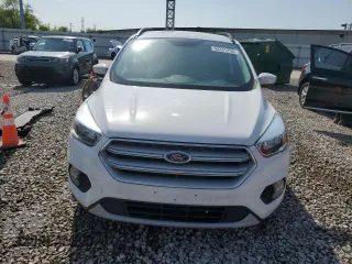 2018 Ford Escape SE z VIN 1FMCU9GD5JUD07359, wystawiony jako Copart lot #55331255 z przebiegiem 142 502 mil mil oraz Czysty tytuł • Clean title. Historia ofert i sprzedaży dostępna na DreamBid. Obrazek 5.