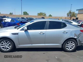2013 Kia Optima LX z VIN KNAGM4A7XD5389662, wystawiony jako IAAI lot #42265945 z przebiegiem 164 488 mil mil oraz . Historia ofert i sprzedaży dostępna na DreamBid. Obrazek 15.