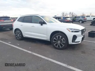 2024 Volvo XC60 Plus Dark Theme z VIN YV4L12RL6R1811311, wystawiony jako IAAI lot #40914363 z przebiegiem 10 439 mil mil oraz . Historia ofert i sprzedaży dostępna na DreamBid. Obrazek 1.