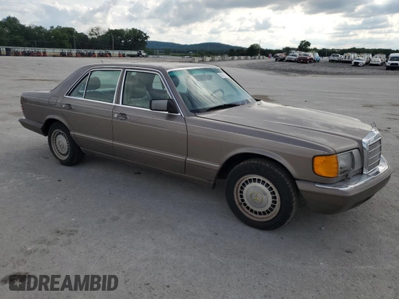 1989 Mercedes-Benz 300 300SE z VIN WDBCA24D1KA433423, wystawiony jako Copart lot #58725775 z przebiegiem 281 775 mil mil oraz Szkoda całkowita • Salvage title. Historia ofert i sprzedaży dostępna na DreamBid. Obrazek 4.