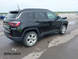 2018 Jeep Compass Latitude z VIN 3C4NJDBB7JT232821, wystawiony jako IAAI lot #42509561 z przebiegiem 142 526 mil mil oraz . Historia ofert i sprzedaży dostępna na DreamBid. Obrazek 4.