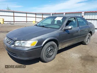 2001 Toyota Camry CE z VIN 4T1BG22K51U817811, wystawiony jako IAAI lot #42378357 z przebiegiem 347 362 mil mil oraz . Historia ofert i sprzedaży dostępna na DreamBid. Obrazek 2.