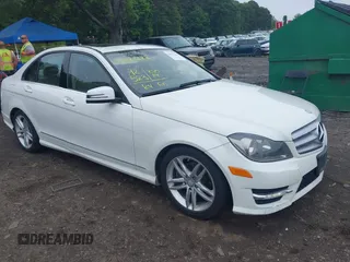 2012 Mercedes-Benz C 300 Sport z VIN WDDGF8BB4CR214277, wystawiony jako IAAI lot #42421222 z przebiegiem 92 523 mil mil oraz . Historia ofert i sprzedaży dostępna na DreamBid. Obrazek 1.