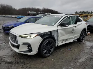 2023 Infiniti QX55 Luxe z VIN 3PCAJ5JR1PF106870, wystawiony jako Copart lot #82974974 z przebiegiem 24 001 mil mil oraz Szkody całkowita. Historia ofert i sprzedaży dostępna na DreamBid. Obrazek 1.