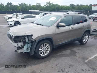 2019 Jeep Cherokee Latitude z VIN 1C4PJLCB2KD120503, wystawiony jako IAAI lot #42206232 z przebiegiem 115 714 mil mil oraz . Historia ofert i sprzedaży dostępna na DreamBid. Obrazek 18.