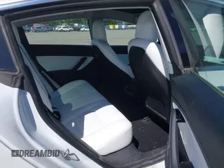 2020 Tesla Model 3 Standard Range Plus z VIN 5YJ3E1EA5LF615350, wystawiony jako IAAI lot #42194363 z przebiegiem 123 327 mil mil oraz . Historia ofert i sprzedaży dostępna na DreamBid. Obrazek 8.