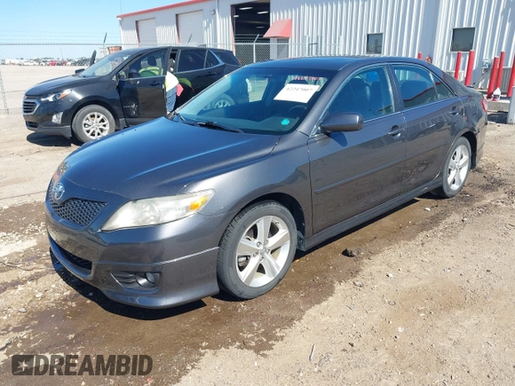 2011 Toyota Camry LE z VIN 4T1BF3EK9BU664694, wystawiony jako IAAI lot #42247007 z przebiegiem 112 306 mil mil oraz . Historia ofert i sprzedaży dostępna na DreamBid. Obrazek 2.