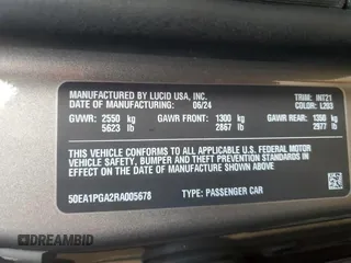 2024 Lucid Air Pure z VIN 50EA1PGA2RA005678, wystawiony jako Copart lot #73879864 z przebiegiem 1548 mil mil oraz Nie do naprawy. Historia ofert i sprzedaży dostępna na DreamBid. Obrazek 13.