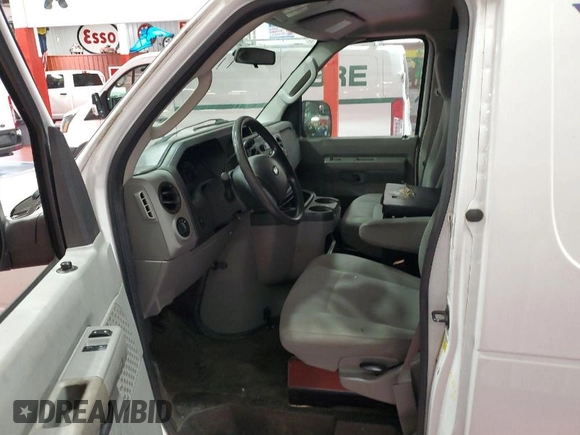 2013 Ford Econoline Cargo Commercial z VIN 1FTNE2ELXDDB26371, wystawiony jako IAAI lot #41971616 z przebiegiem 90 342 mil mil oraz . Historia ofert i sprzedaży dostępna na DreamBid. Obrazek 1.