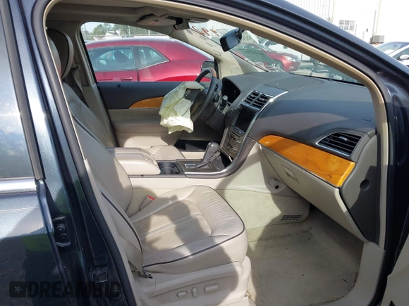2013 Lincoln MKX z VIN 2LMDJ6JK9DBL22657, wystawiony jako IAAI lot #41864992 z przebiegiem 97 994 mil mil oraz . Historia ofert i sprzedaży dostępna na DreamBid. Obrazek 5.