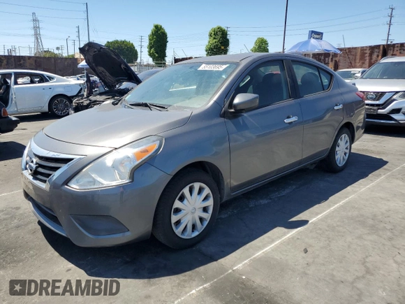 2016 Nissan Versa S z VIN 3N1CN7AP6GL840268, wystawiony jako Copart lot #55103695 z przebiegiem 106 331 mil mil oraz Czysty tytuł • Clean title. Historia ofert i sprzedaży dostępna na DreamBid. Obrazek 1.