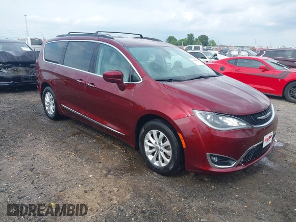 2017 Chrysler Pacifica Touring L z VIN 2C4RC1BG0HR702383, wystawiony jako IAAI lot #42124646 z przebiegiem 141 704 mil mil oraz . Historia ofert i sprzedaży dostępna na DreamBid. Obrazek 1.