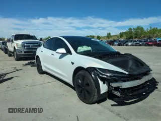 2025 Tesla Model 3 Long Range z VIN 5YJ3E1EA0SF931348, wystawiony jako Copart lot #57074935 z przebiegiem 2 153 mil mil oraz Szkoda całkowita • Salvage title. Historia ofert i sprzedaży dostępna na DreamBid. Obrazek 14.
