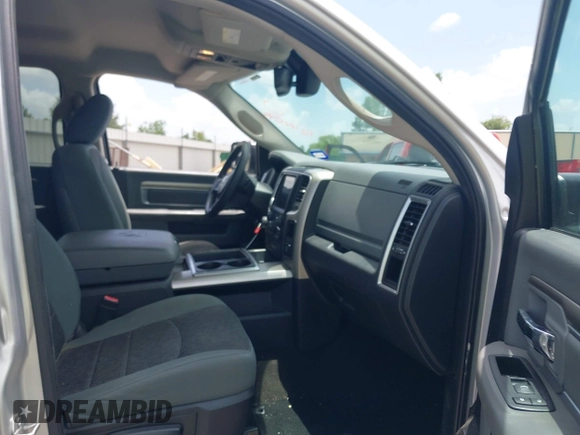 2015 Ram 1500 Outdoorsman z VIN 1C6RR6LT1FS729280, wystawiony jako IAAI lot #42445245 z przebiegiem 175 649 mil mil oraz . Historia ofert i sprzedaży dostępna na DreamBid. Obrazek 5.