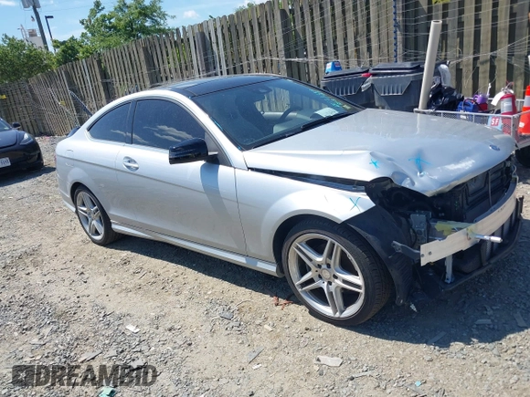 2014 Mercedes-Benz C 250 z VIN WDDGJ4HB2EG199369, wystawiony jako IAAI lot #42287574 z przebiegiem 19 774 mil mil oraz . Historia ofert i sprzedaży dostępna na DreamBid. Obrazek 1.
