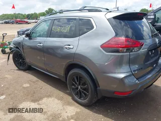 2018 Nissan Rogue SV z VIN 5N1AT2MV3JC720403, wystawiony jako IAAI lot #42287651 z przebiegiem 94 156 mil mil oraz . Historia ofert i sprzedaży dostępna na DreamBid. Obrazek 3.
