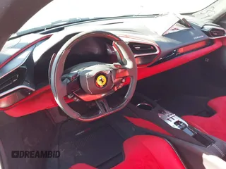 2024 Ferrari 296 GTB z VIN ZFF99SLA6R0303425, wystawiony jako IAAI lot #39193585 z przebiegiem Nie podano mil oraz . Historia ofert i sprzedaży dostępna na DreamBid. Obrazek 20.