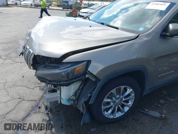 2019 Jeep Cherokee Latitude Plus with VIN 1C4PJLLB5KD184163, listed as a IAAI auction lot 41905051 with 247,574 mi miles. Bid and sale history available at carsss.com. Image 18.