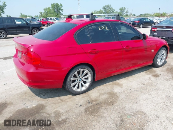 2011 BMW 3 Series 328i xDrive z VIN WBAPK5C52BA661343, wystawiony jako IAAI lot #42472552 z przebiegiem 114 033 mil mil oraz . Historia ofert i sprzedaży dostępna na DreamBid. Obrazek 4.