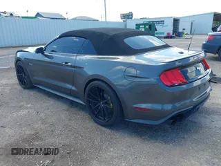 2018 Ford Mustang EcoBoost Premium z VIN 1FATP8UHXJ5115514, wystawiony jako IAAI lot #42438516 z przebiegiem 96 304 mil mil oraz . Historia ofert i sprzedaży dostępna na DreamBid. Obrazek 3.