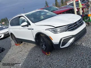 2022 Volkswagen Tiguan SE with VIN 3VV3B7AX0NM121824, listed as a IAAI auction lot 40910015 with 21,825 mi miles. Bid and sale history available at carsss.com. Image 1.