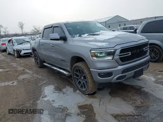 2020 Ram 1500 Sport z VIN 1C6SRFLT1LN149877, wystawiony jako IAAI lot #41571198 z przebiegiem 135 606 mil mil oraz . Historia ofert i sprzedaży dostępna na DreamBid. Obrazek 1.