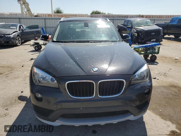 2015 BMW X1 xDrive28i z VIN WBAVL1C59FVY32553, wystawiony jako Copart lot #56513435 z przebiegiem 131 831 mil mil oraz Szkoda całkowita • Salvage title. Historia ofert i sprzedaży dostępna na DreamBid. Obrazek 5.